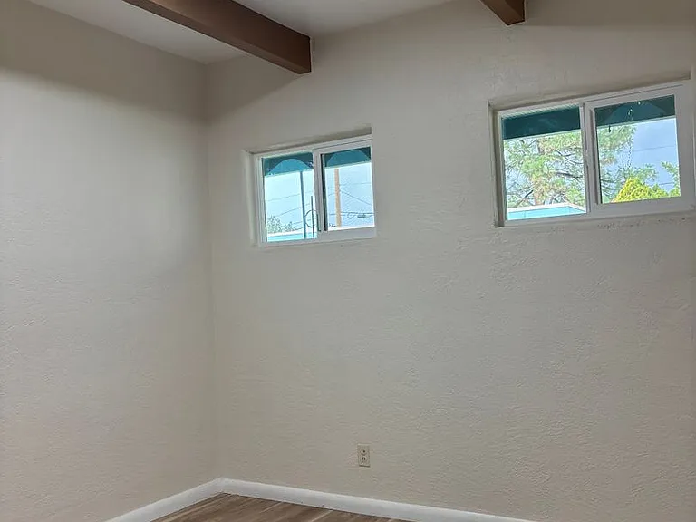 quiet triplex Near UNM's medical/law campus — Photo 23