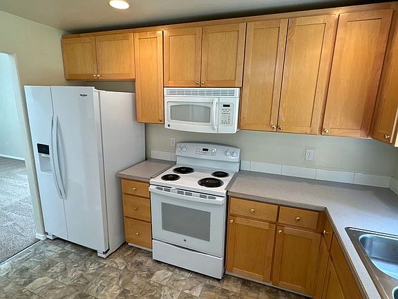 4th image of 4997 SW Roseberry St