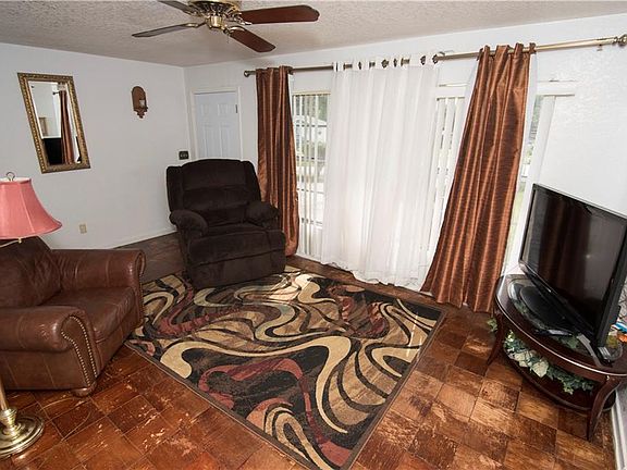 4th image of 826 Sharron Cir