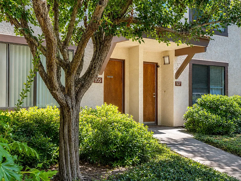 105 Del Valle Cir — Photo 1