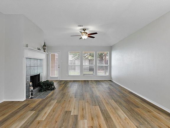 3rd image of 2424 Collier Dr
