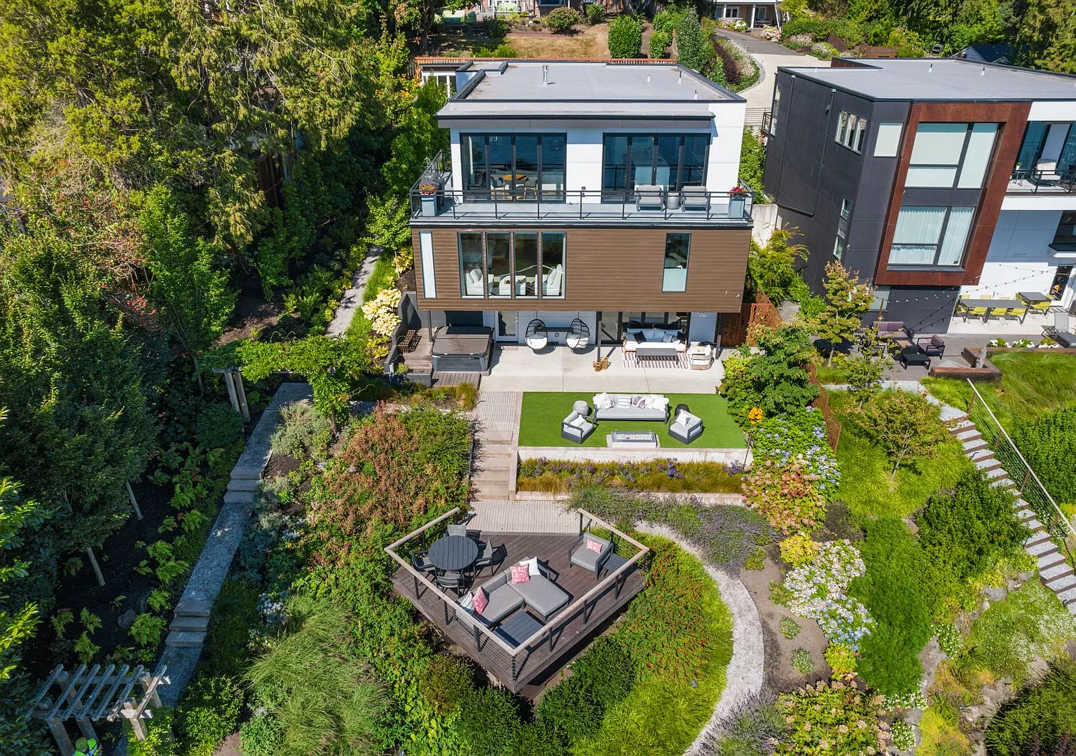 Stunning Lakefront Estate — Photo 1