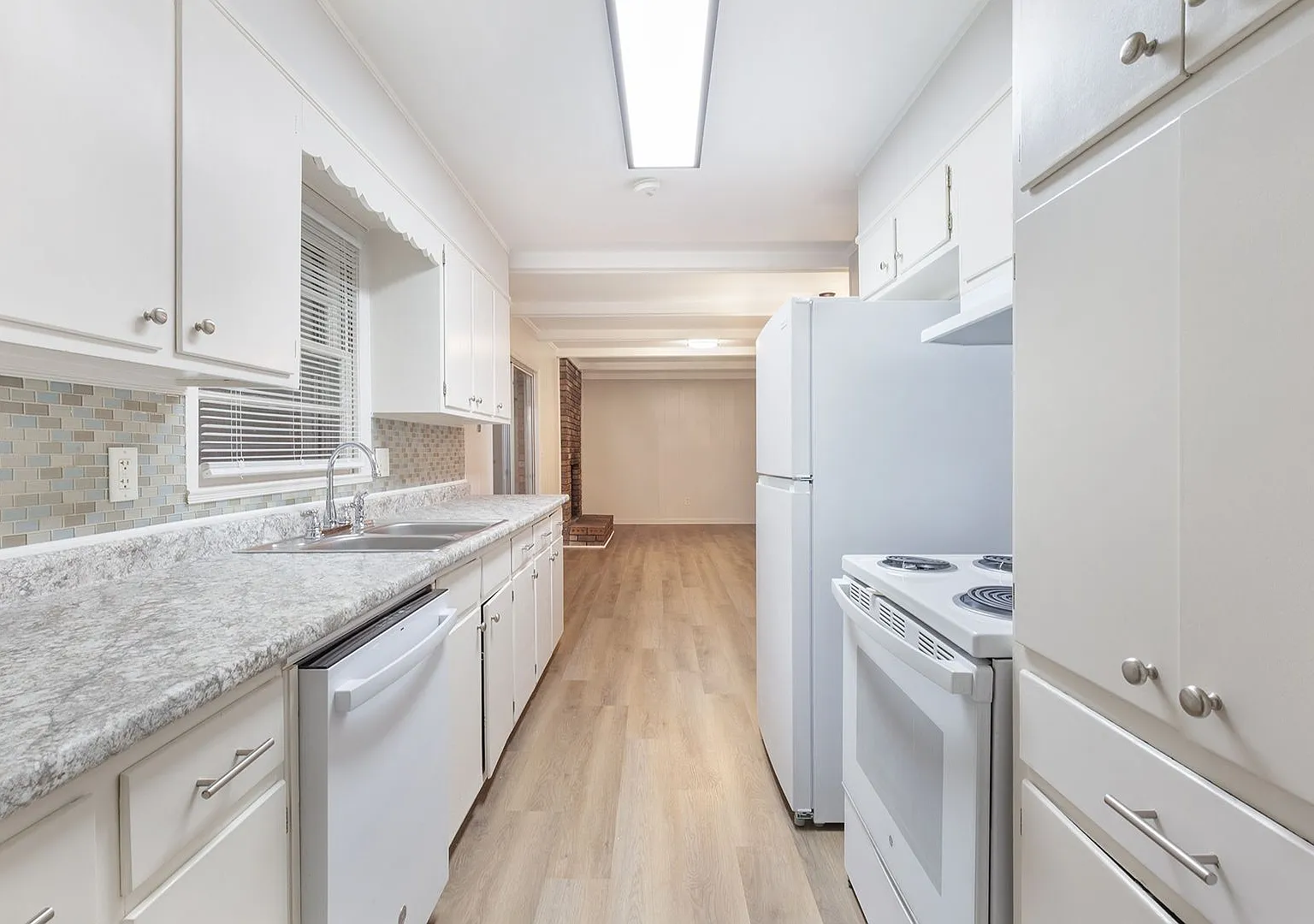 Newly Renovated 3bd/2ba Home w/ Sunroom and Large Backyard in Great Location! — Photo 4