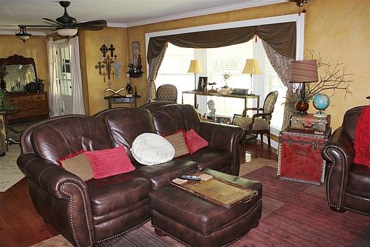 3rd image of 4916 Meadow Wood Dr