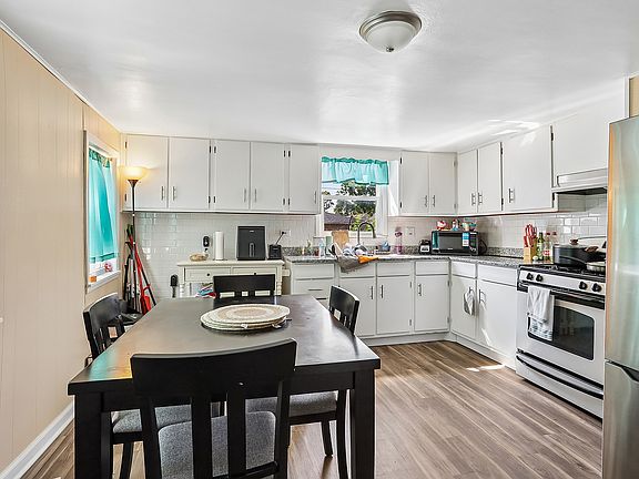 4th image of 409 Barron St