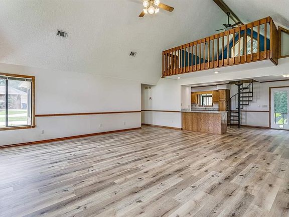 5th image of 410 Lake Cir