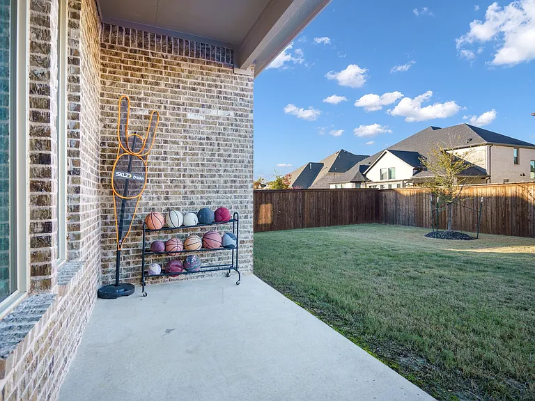7470 Sanctuary Dr — Photo 27