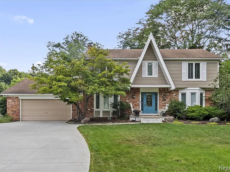 5476 Van Ness Dr — Photo 2