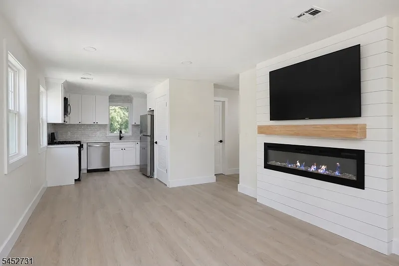 4 bed, 2.0 bath, $4,600 — Photo 2