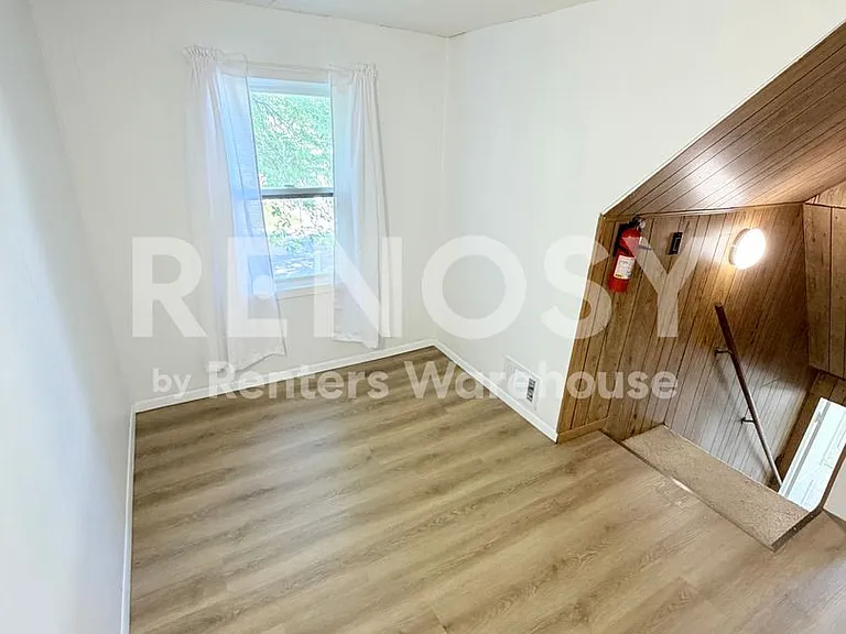 320 Linden Ave W — Photo 9