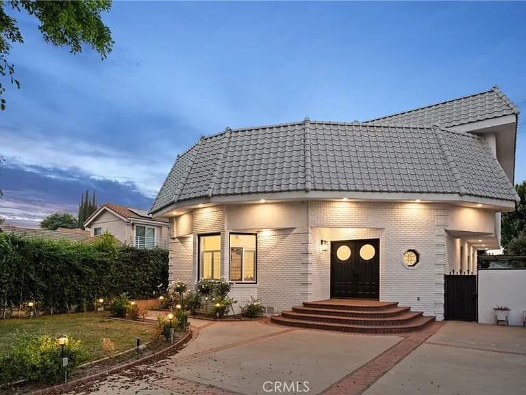 14713 Valleyheart Dr — Photo 2