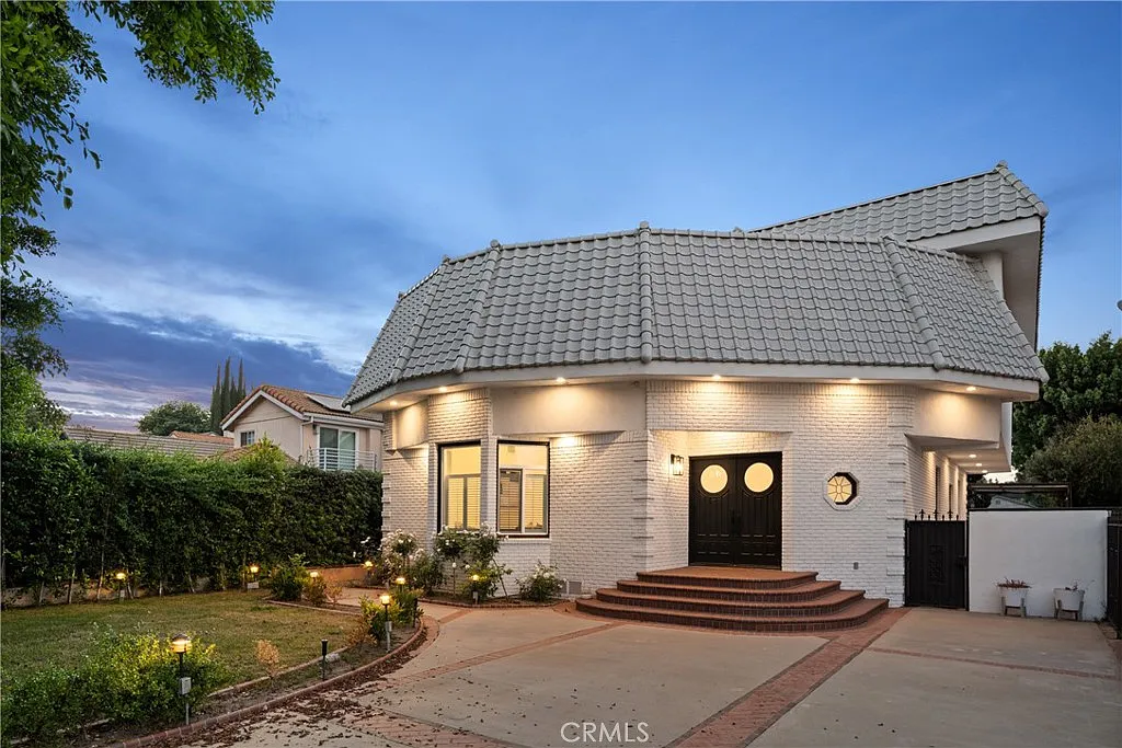Building Photo - 14713 Valleyheart Dr