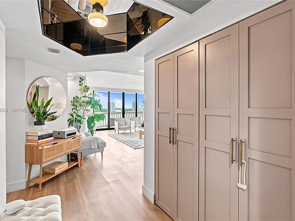 2nd image of 1000 E Island Blvd APT 1402