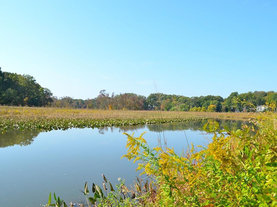 Little Hunting Creek is just a few steps away.