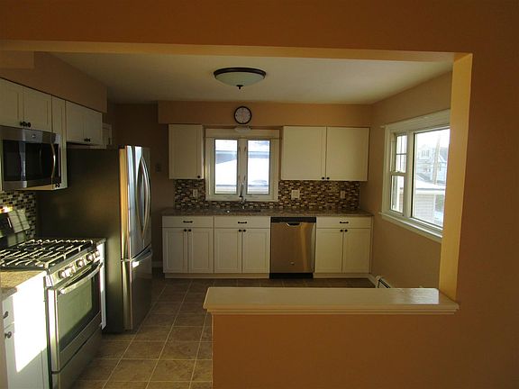 BEAUTIFUL NEW MODERN EAT IN KITCHEN