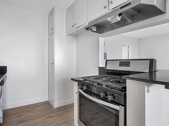 4th image of 14924 Dickens St #10