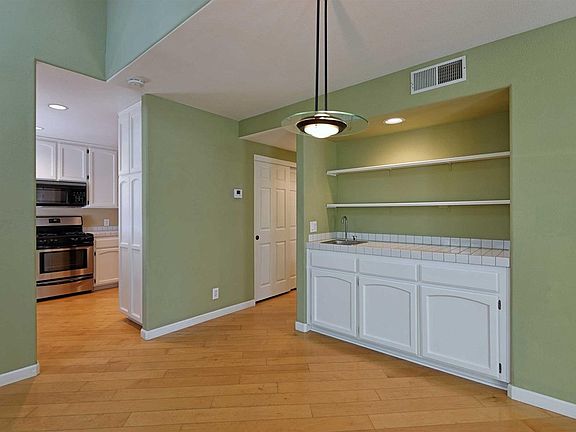 5th image of 3043 Carleton St