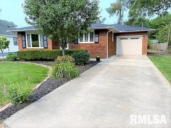 201 S Oak St, Chatham, IL 62629