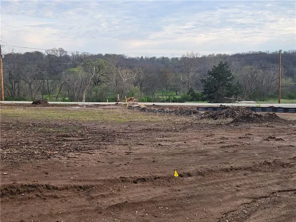 7031 Oak Ridge Dr, Shawnee, KS 66217