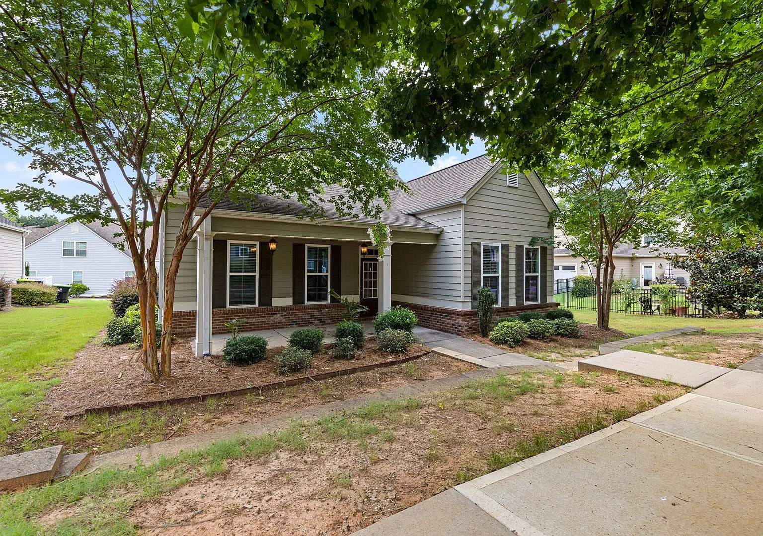 Spacious 5BR Home Walkable to Downtown Fayetteville — Photo 2
