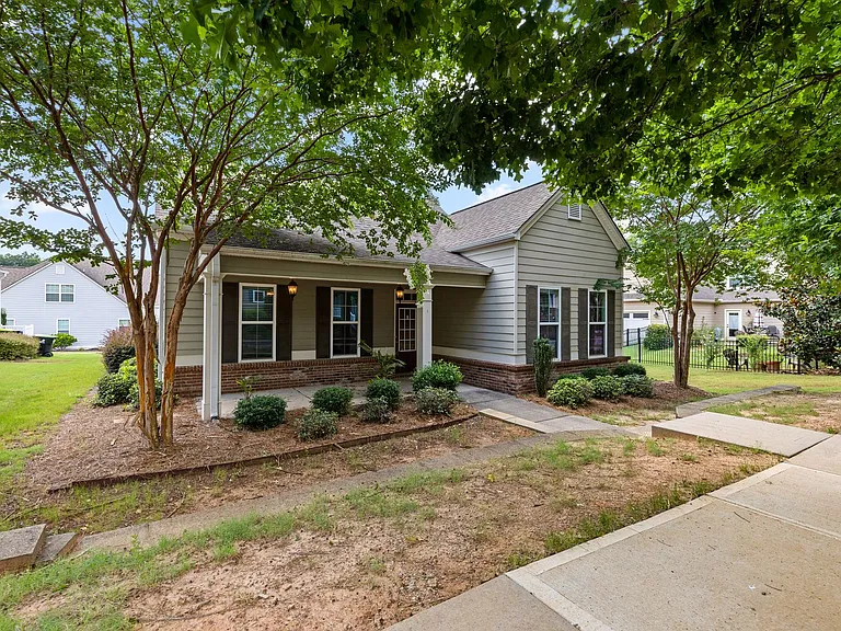 175 Colonial Ct — Photo 2