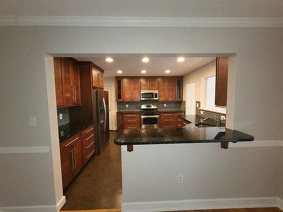 3rd image of 4923 Essex Ave