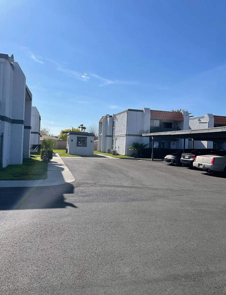 Building Photo - 2100 W Devonshire Ave #15