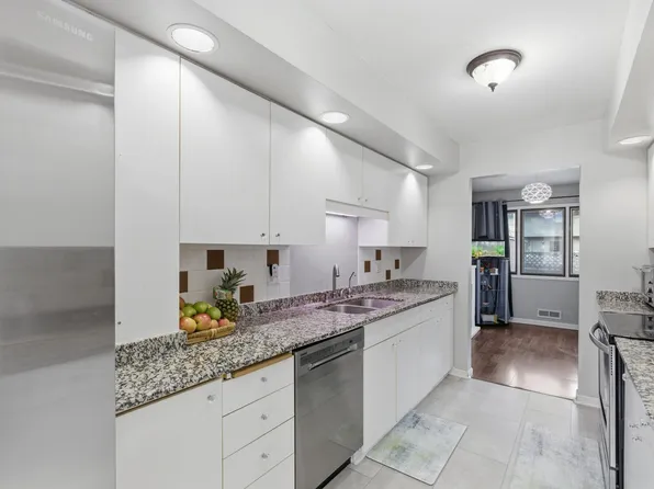 67 Walden St, Burnsville, MN 55337