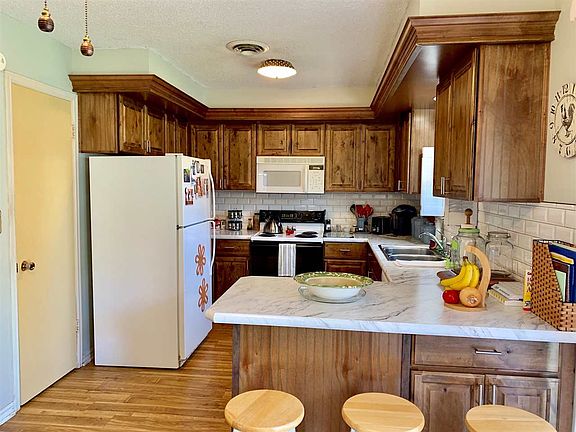 3rd image of 713 Hillcrest Dr