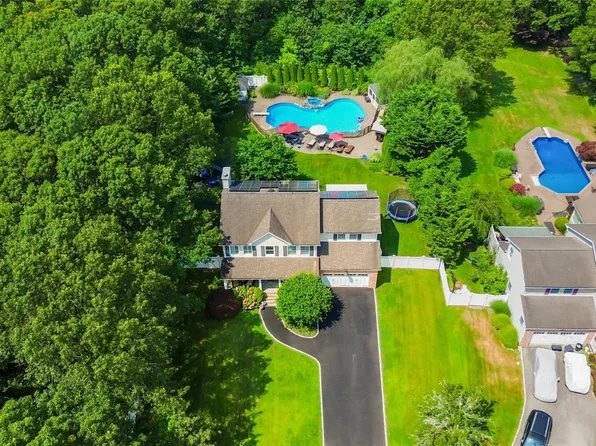 15 Victoria Court, Oakdale, NY 11769