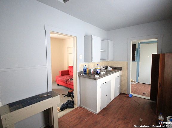 4th image of 225 Helena St