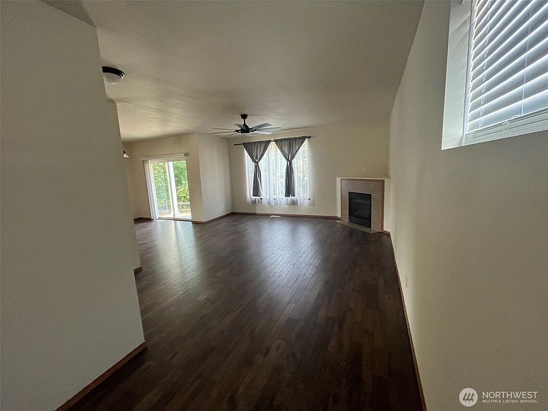 4th image of 2215 190th Street E