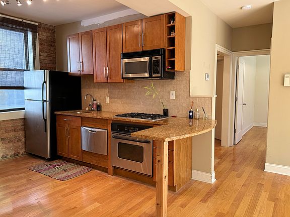 5th image of 901 W Cornelia Ave APT 1S