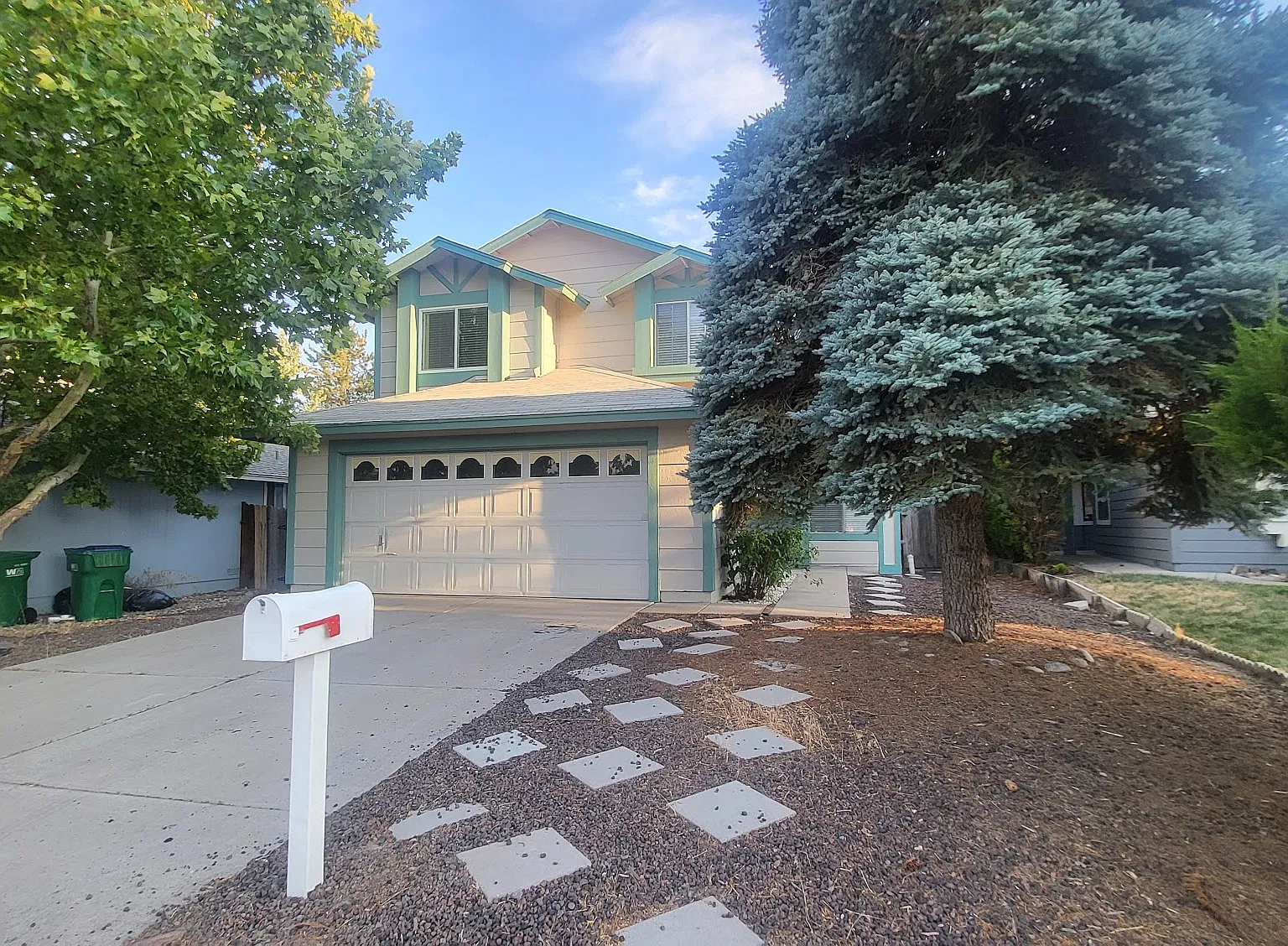 4 bed, 2.5 bath, 1729 sqft, $2,700 — Photo 2