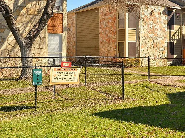 Affordable Domain units - Great move in Specials! — Photo 32