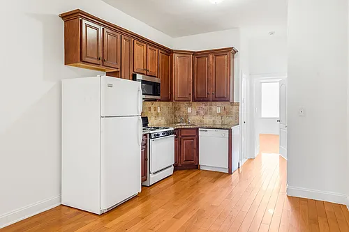 111 Hutton St #3R Photo 1