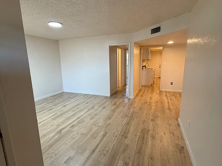 1342 N Cooper St — Photo 16