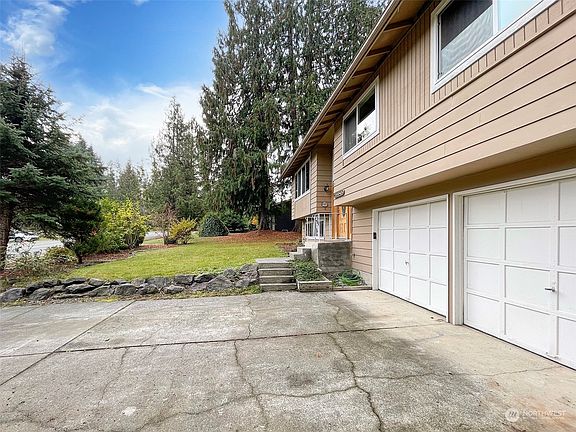 4th image of 390 El Camino Drive
