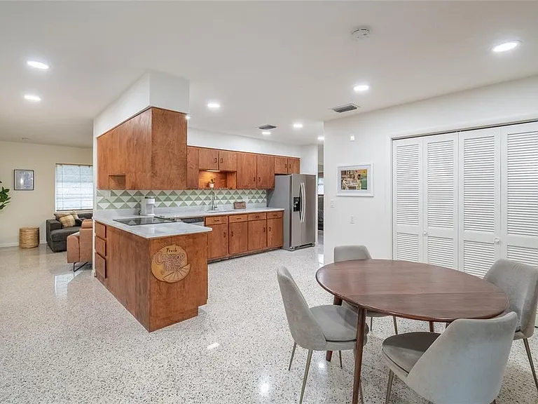 725 S Wilson Ave — Photo 9