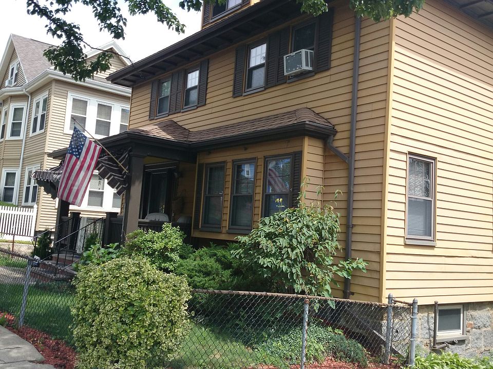 2nd image of 924 Washington St