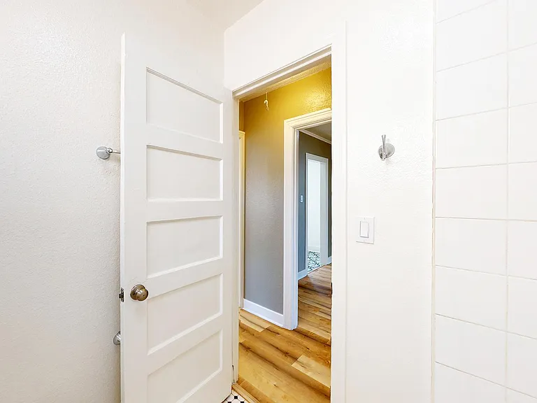 1532 Scott Ave — Photo 6