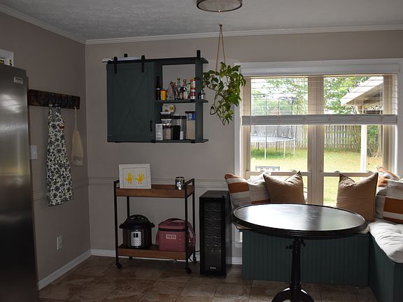 4th image of 204 Summer Ct