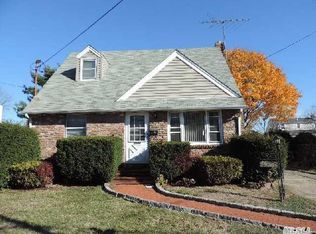 1092 Washington Ave, Westbury, NY 11590