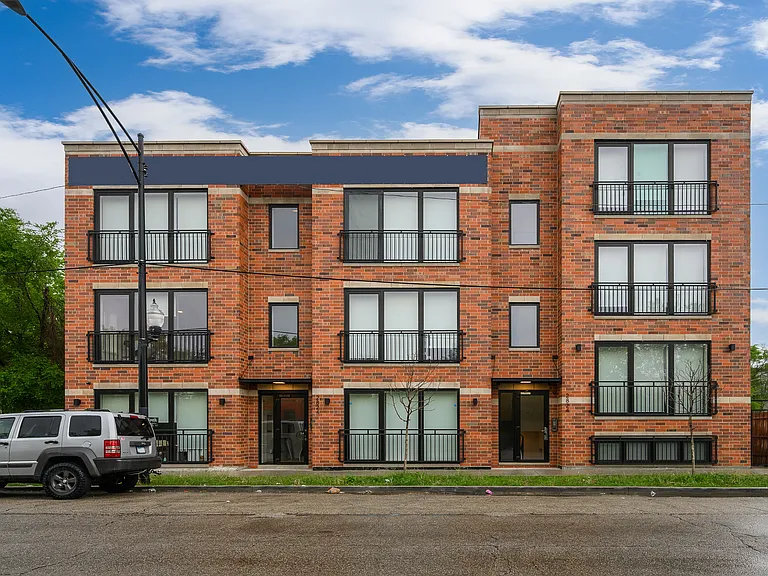 2824 W Van Buren St #302 — Photo 1