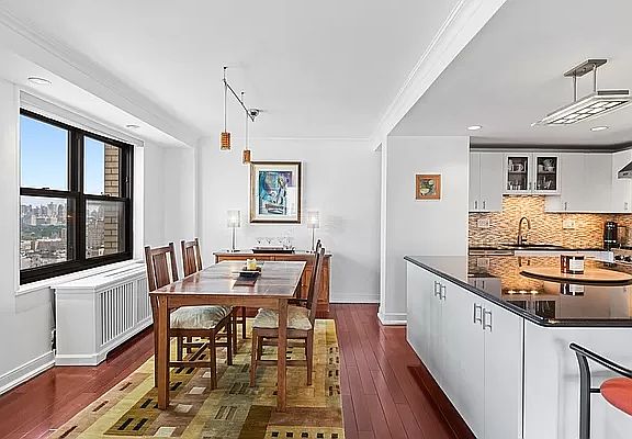 4th image of 201 W 70th St #28AB