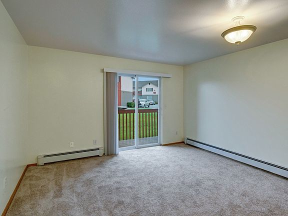 Strawberry Lane Apartments - Living Room