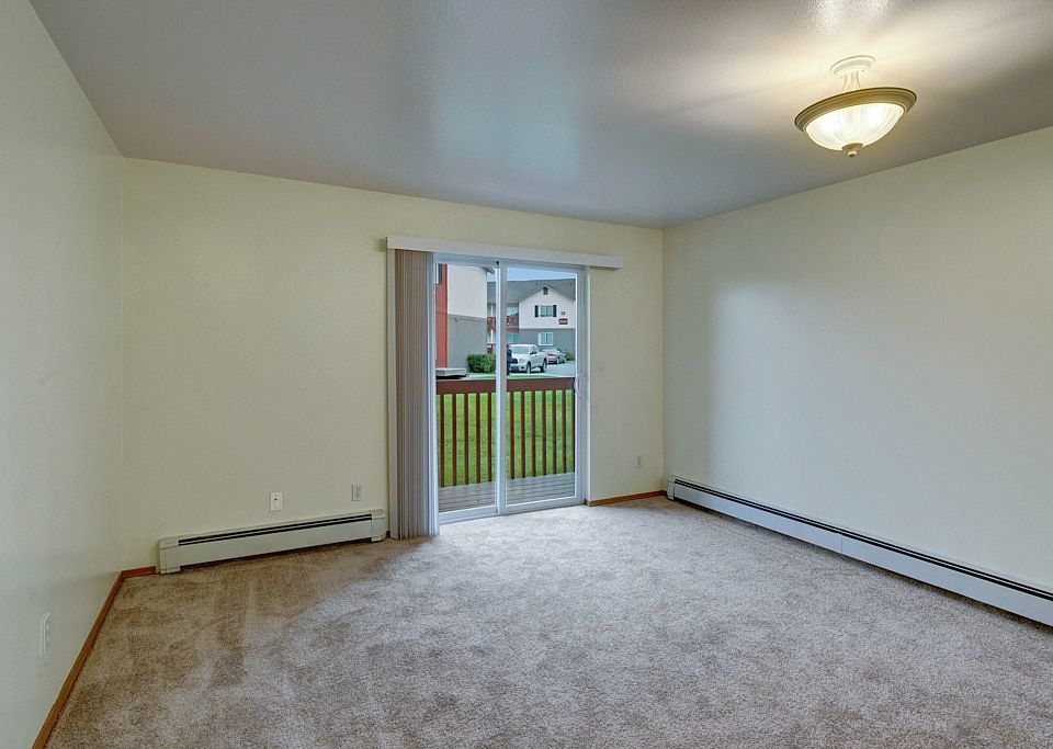 Strawberry Lane Apartments - Living Room