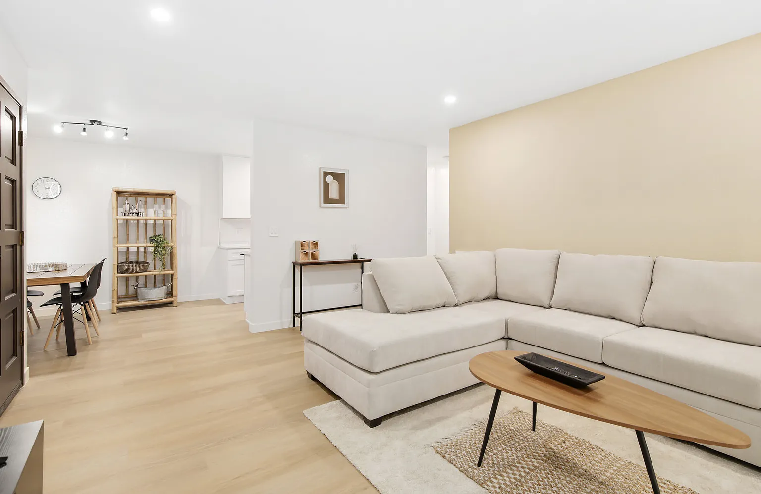 Peaceful2 BR home with Parking & WIFI — Photo 4