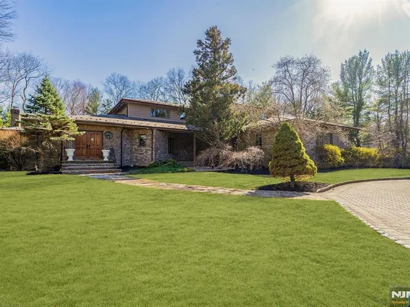 23 Trotters Ln, Mahwah, NJ 07430