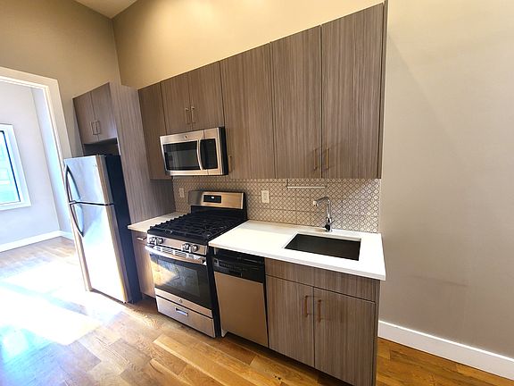 5th image of 344 McGuinness Blvd APT 3L